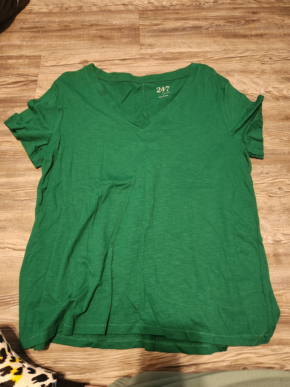Maurices Green V-Neck Short Sleeve Tee
